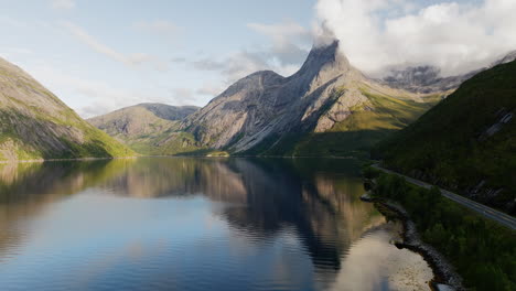 Pintoresca-Carretera-ártica-Junto-A-Tysfjord-Con-Reflejo-De-La-Montaña-Stetind,-Aérea