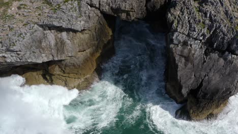 Weißwäsche,-Die-Von-Einer-Welle-Auf-Einen-Meeresklippenabgrund-Bei-Bufones-De-Pria,-Asturien,-Spanien,-Abstürzt