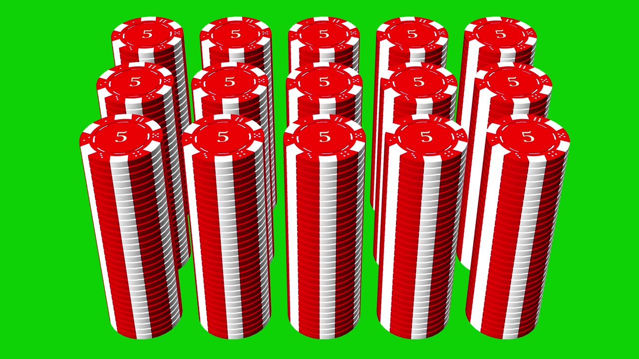 5$ røde pokerchips stables i 15 bunker, som om de opbygger gevinster, på greenscreen 3D-animation i perspektivvisning