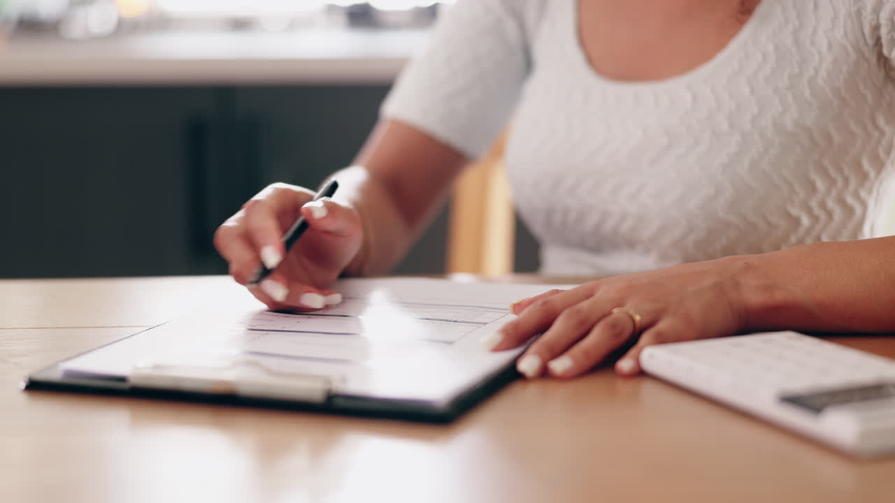 mujer llenando un formulario