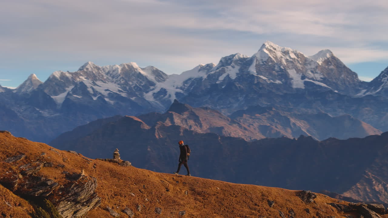 tomada de drone de un turista masculino caminando en la cresta con la cordillera del everest de nepal en pikeypeak 4k