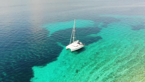 Luftdrohnenaufnahme-Eines-Katamarans-Auf-Dem-Kristallklaren-Meer-In-Kroatien