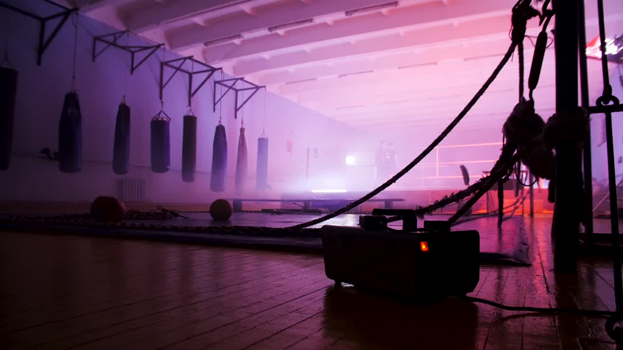 폭우 기계와 함께 권투 체육관 훈련