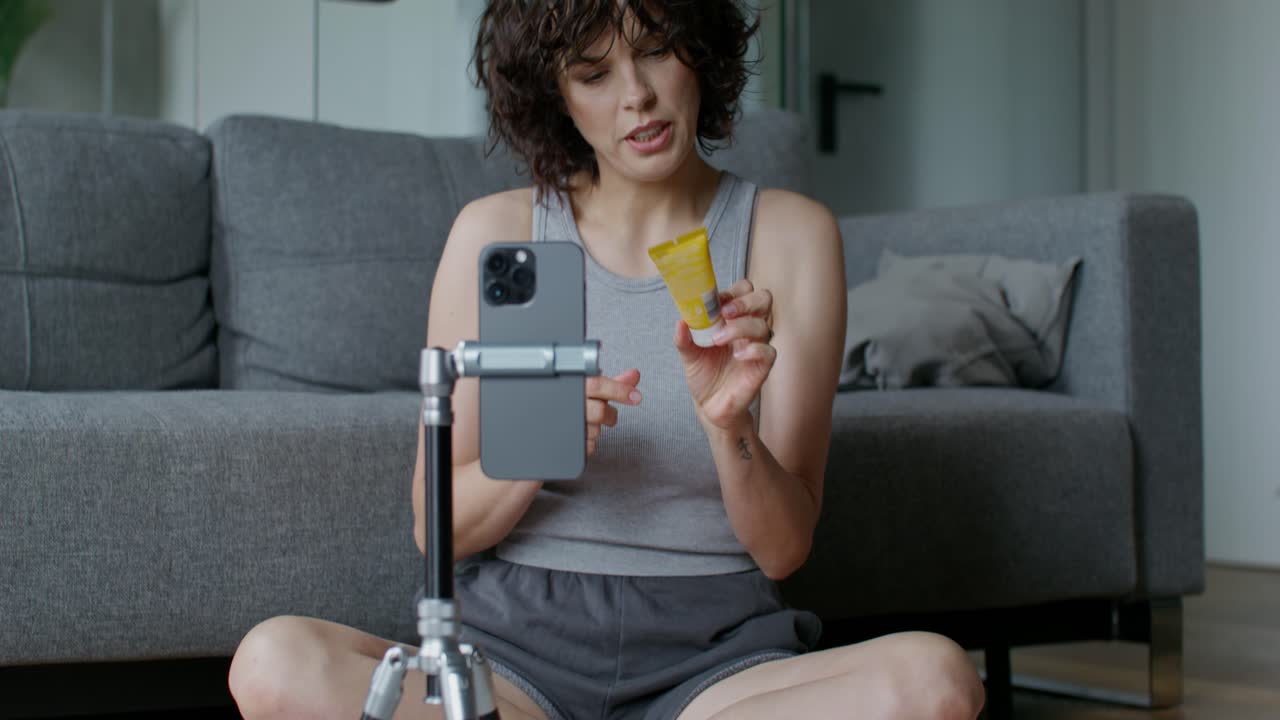 Mujer reseñando un producto para el cuidado de la piel