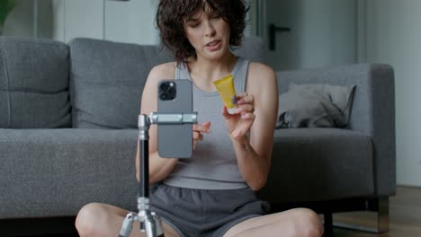 mujer revisando un producto para el cuidado de la piel