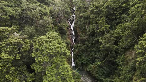 hermosa cascada que desciende hacia las tierras de cultivo