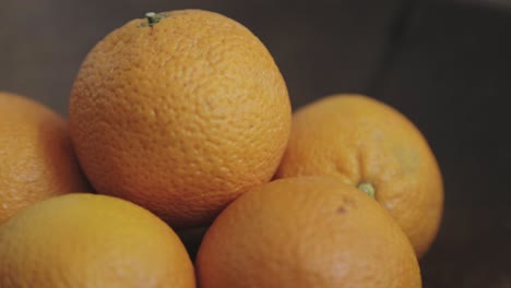 Close-up-panning-shot-of-a-bowl-of-oranges