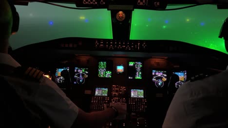 Jet-Cockpit-Ansicht-Während-Eines-Echten-Taxi-Outs-Bei-Nacht-Mit-Dichtem-Nebel-Und-Eingeschränkter-Sicht