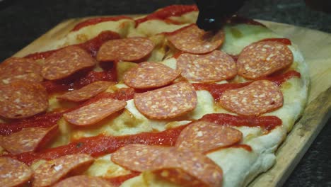 preparación de la pizza de pepperoni