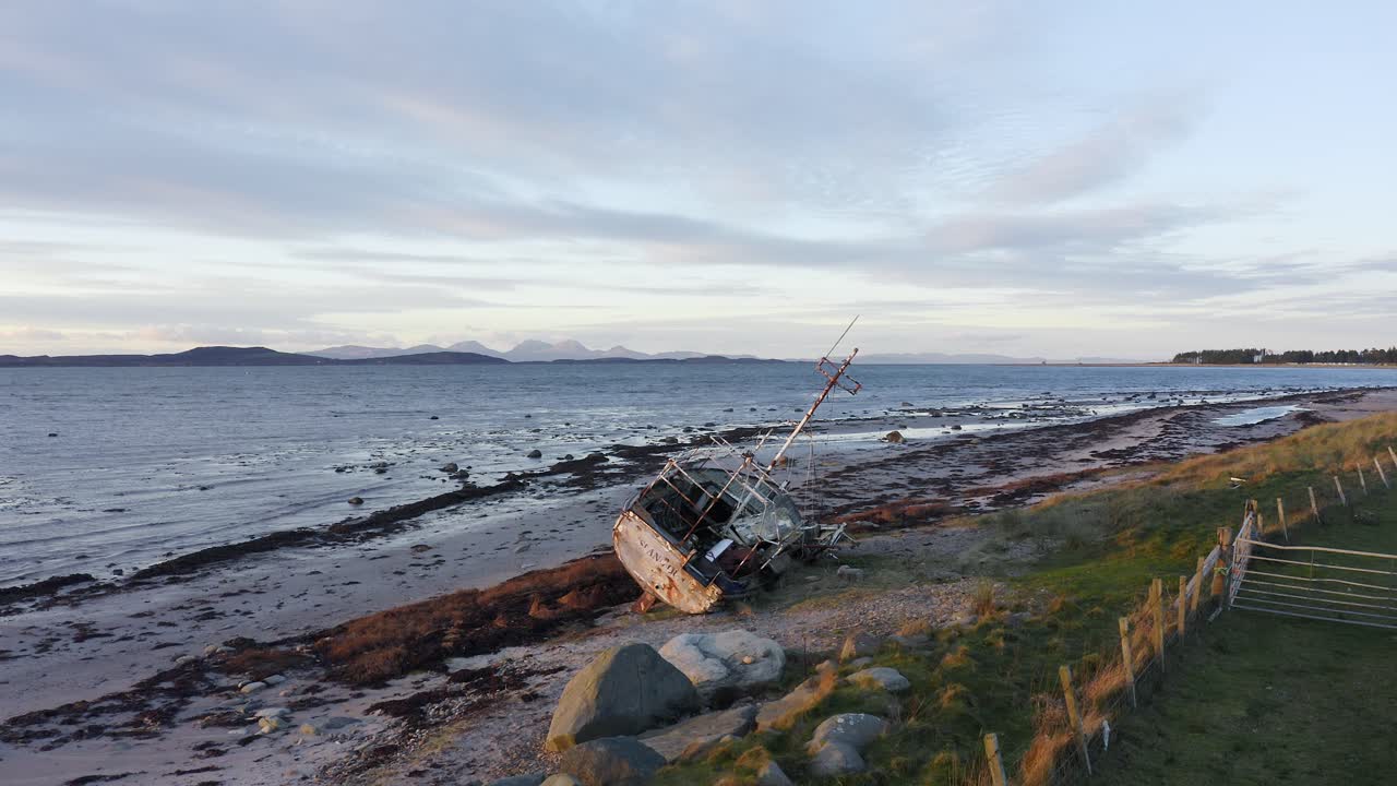 LUCHTOPNAME - Scheepswrak op een strand, Kintyre, Schotland, pan naar links