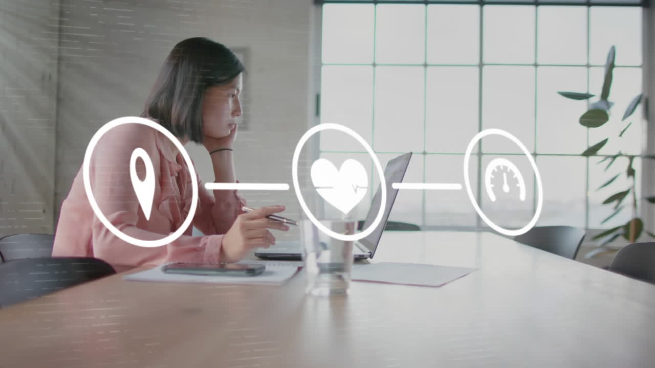 animación de iconos conectados sobre luces de lente contra una mujer asiática cansada analizando informes en una computadora portátil