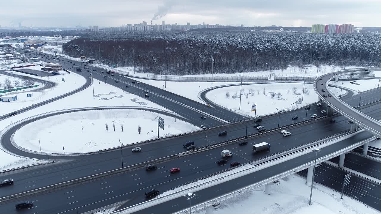 вид с воздуха на перекресток автострад, заснеженный зимой.