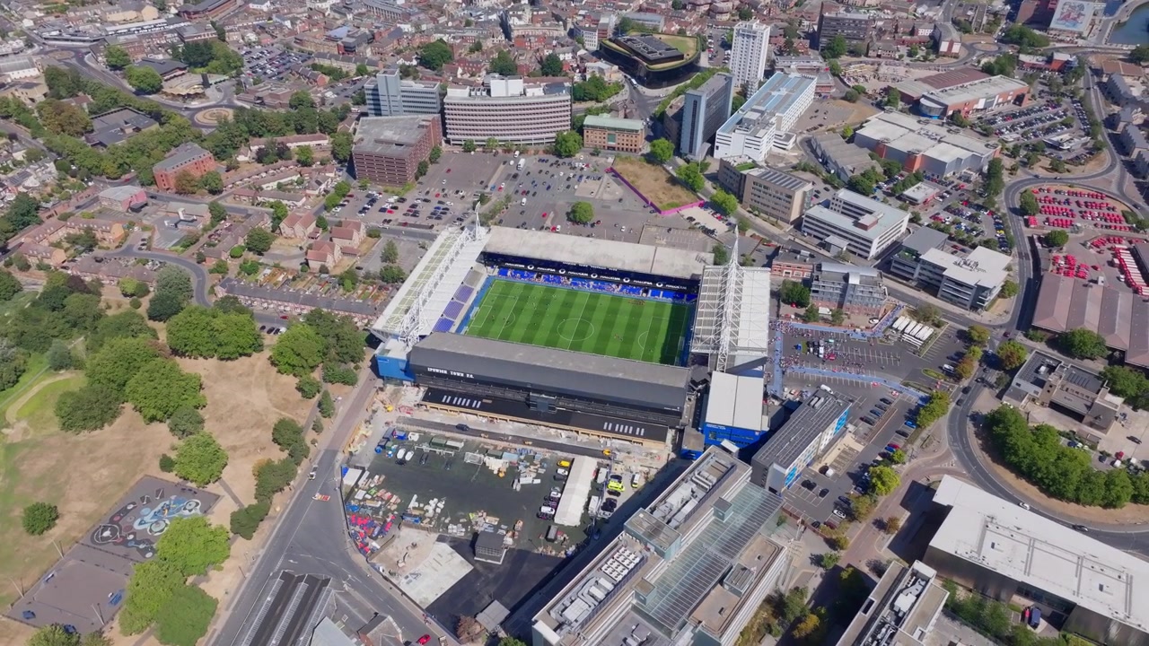 Tomada aérea circular sobre o estádio Portman Road do Ipswich Town FC