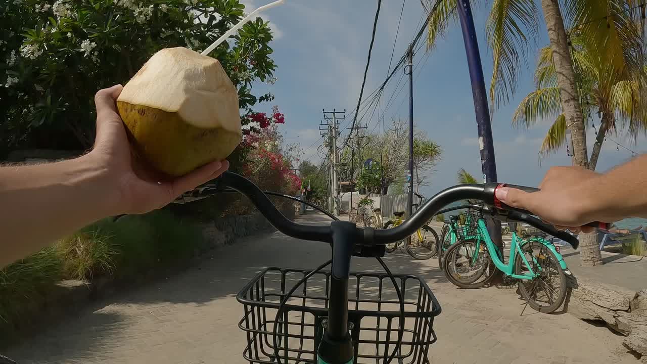 aventura en bicicleta en una isla tropical con un refresco de coco