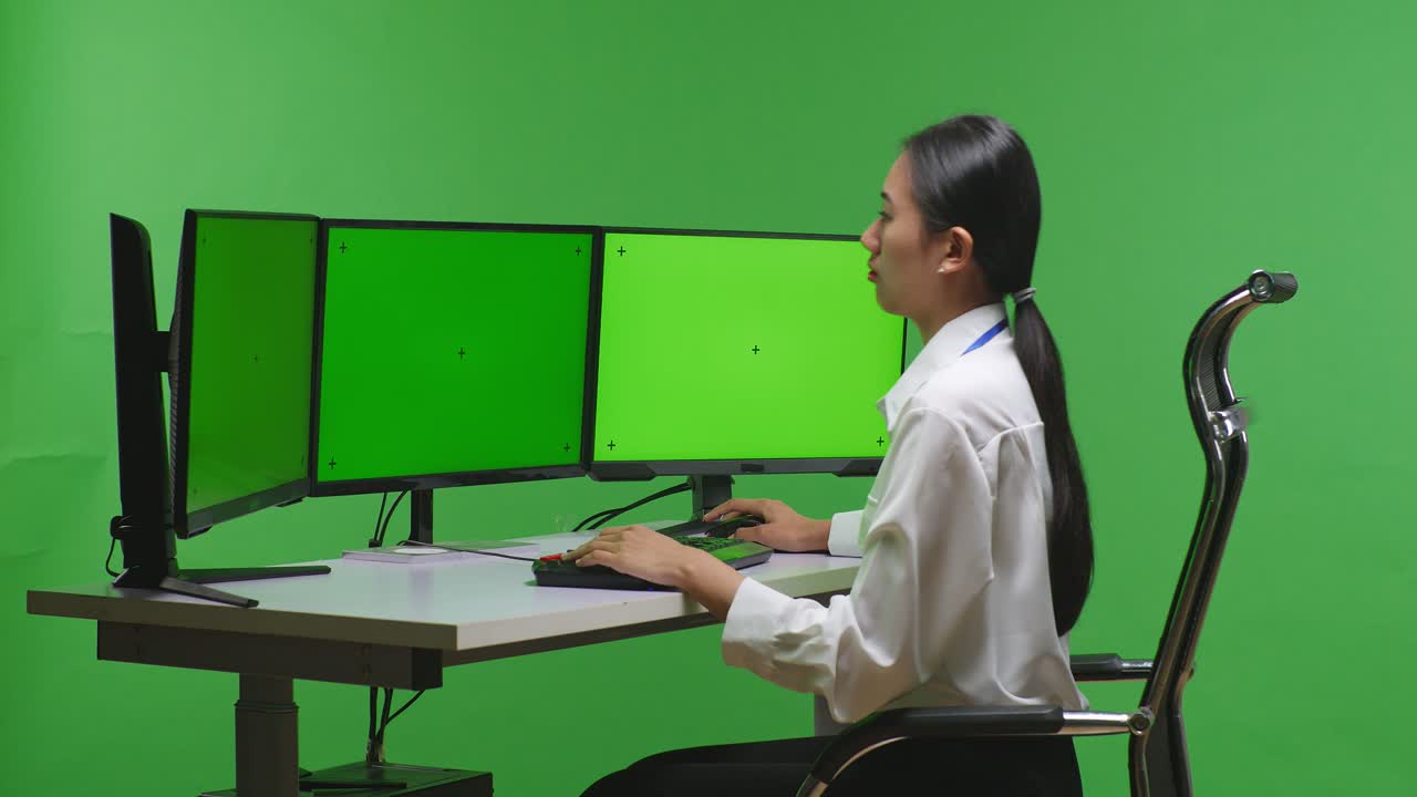 컴퓨터에서 성공을 축하하는 여성