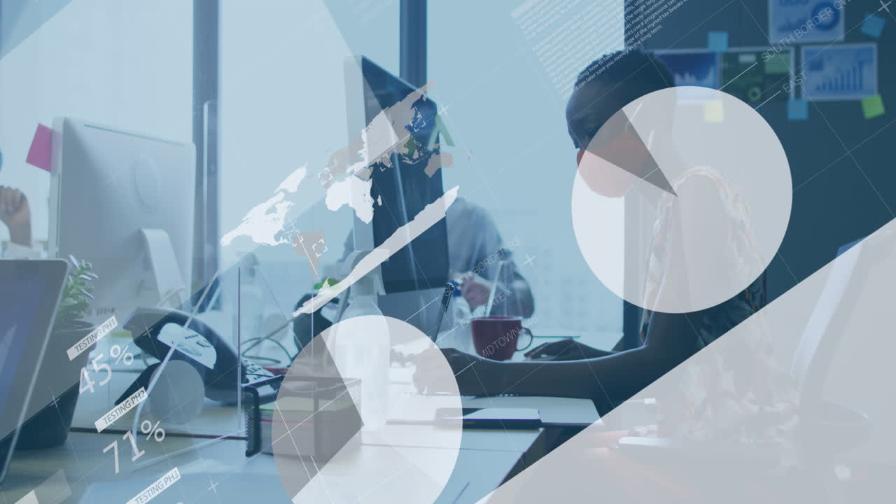 사무실에서 노트북을 사용하여 얼굴 마스크를 쓴 사업가 여성에 대한 금융 데이터 처리 애니메이션