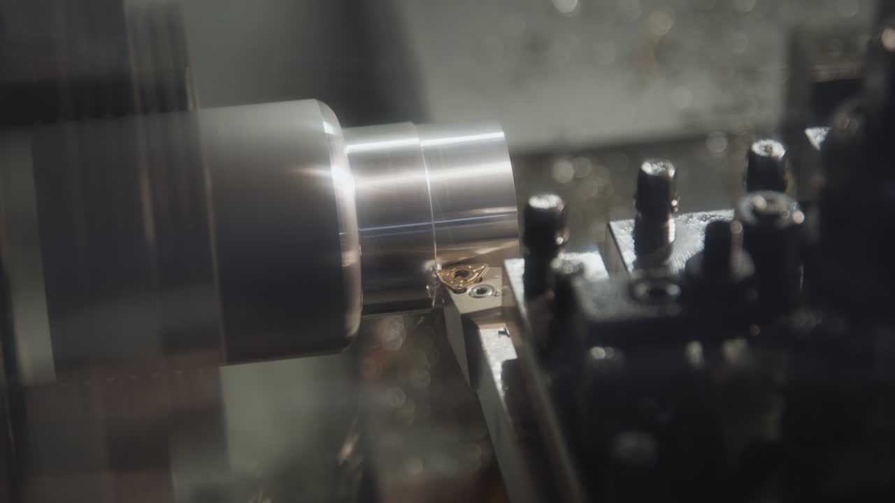 알루미늄 물체에서 작동하는 cnc 기계