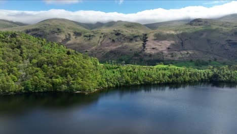 Atemberaubende-Parallaxenansicht-Des-Thirlmere-Stausees-Mit-Den-Hohen-Fells-Dahinter,-Dem-Lake-District,-Großbritannien