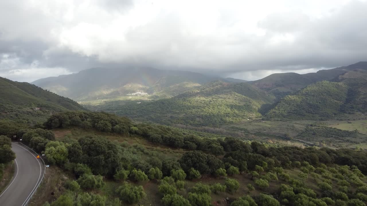 Strada e piccola casa in un maestoso paesaggio di valle boscosa, vista aerea.