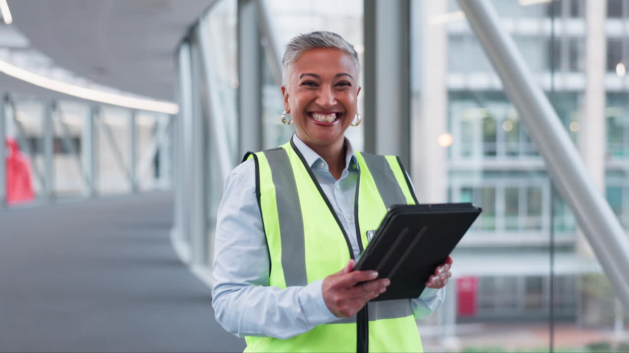 arquitectura mujer, cara y tableta para la planificación