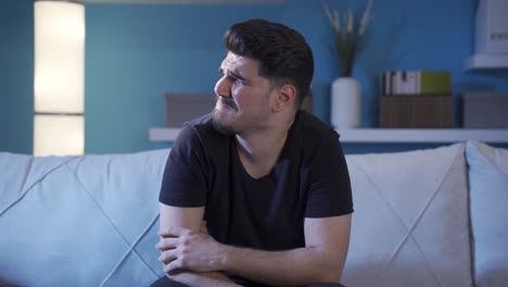 un hombre con problemas psicológicos y mentales está llorando.