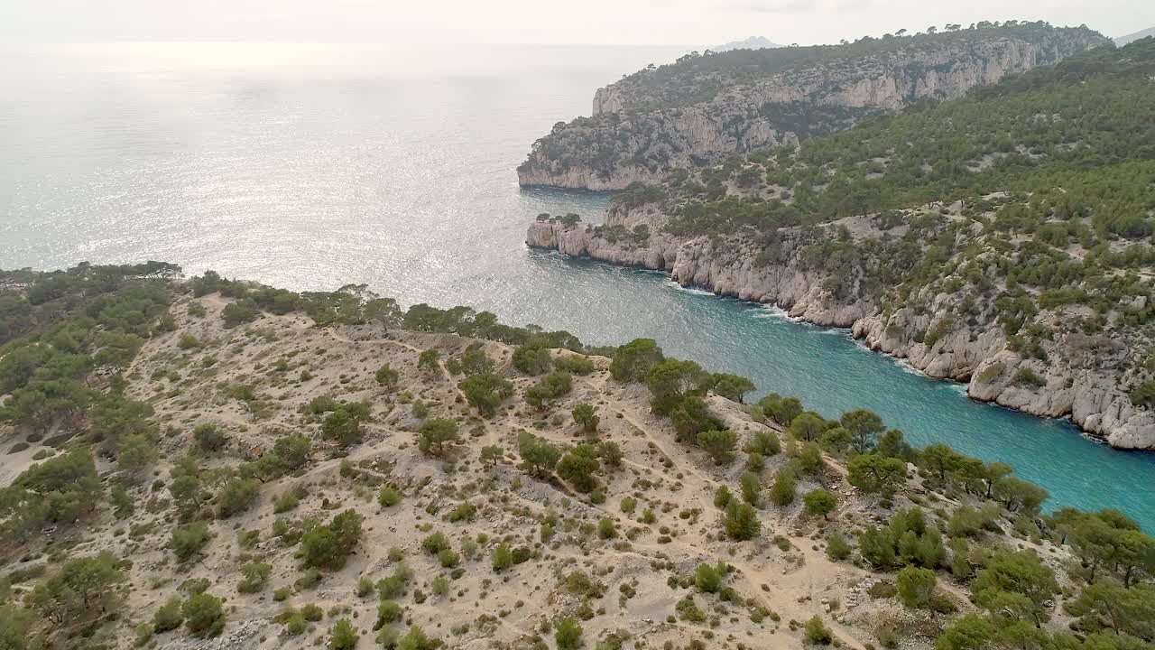Droneoptagelse af en calanque i Cassis, Sydfrankrig