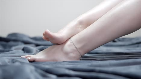 여자가 자루 위에 는 반대쪽 다리를 앞뒤로 는 동안 발을 는다