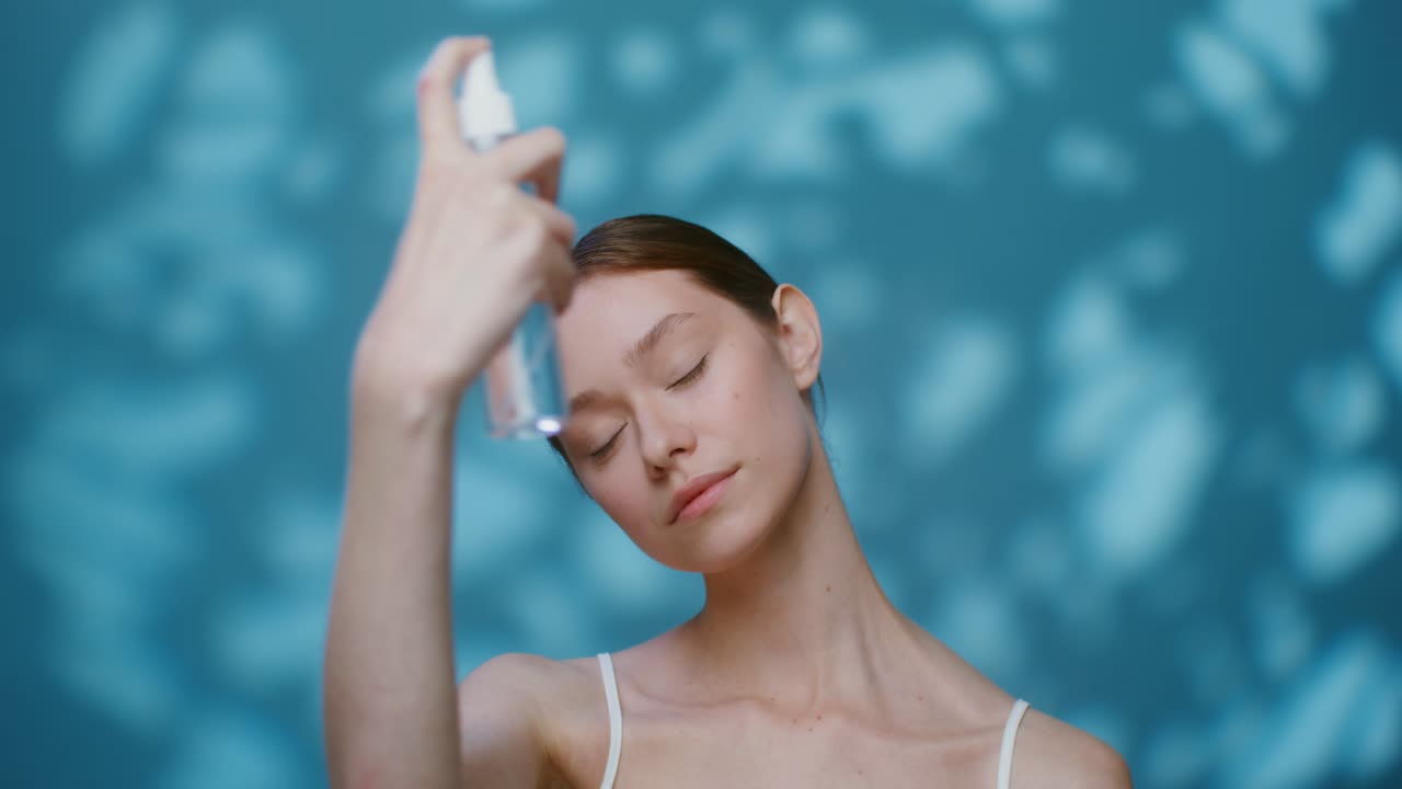 mujer aplicando niebla facial