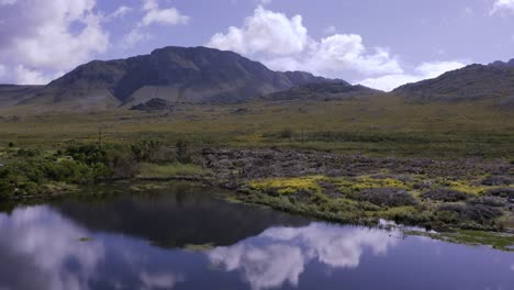 lago africano y cordillera aérea 4k