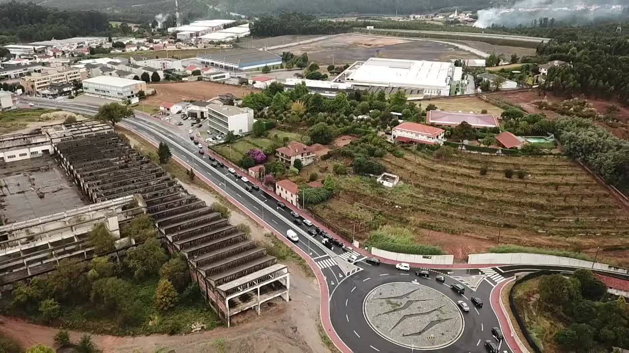 작은 마을의 개인 행사에 들어가기 위해 교통