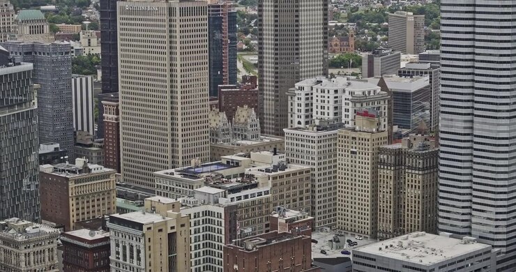 Pittsburgh Pensilvânia Aérea v110 sobrevoo teleobjetivo baixo em vista aérea através do nevoeiro acima do horizonte do centro da cidade - Filmado com Mavic 3 Pro Cine - 25 de setembro de 2023