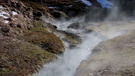 vapor que surge de una corriente calentada geotérmicamente