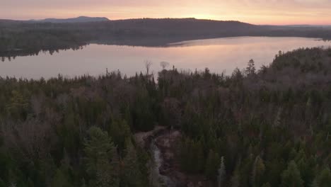 Bunter-Sonnenaufgang-über-Dem-Moosehead-Pond