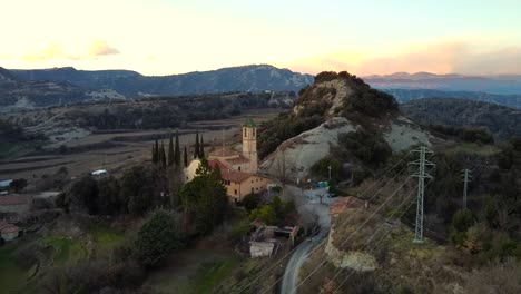 Vista-Aérea-Hermoso-Pequeño-Pueblo-En-Las-Montañas-De-Cataluña-En-España