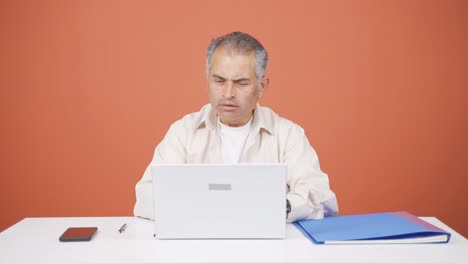 el hombre que se quedó dormido frente a una computadora portátil.