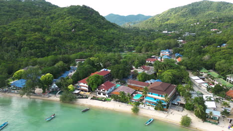 koh tao, tailandia, sudeste asiático, avión no tripulado vuela sobre una ciudad turística de playa con un lujoso hotel de lujo