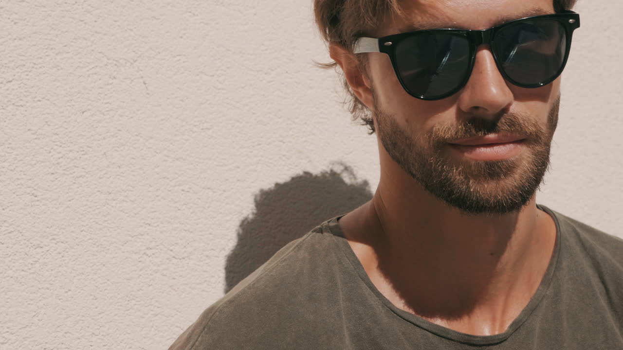 Человек в солнцезащитных очках