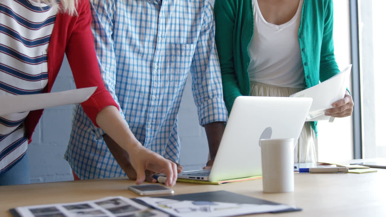 colegas ocasionales que usan una computadora