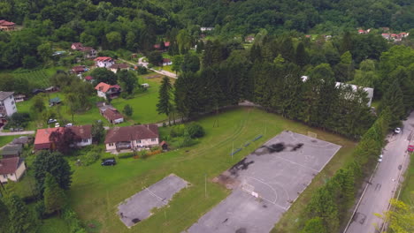 Eine-Kleine-Gemeinde-Mit-Einem-Idealen-Leben-Im-Tal-Der-Berge-Mit-Basketballplatz,-Schönen-Straßen-Mit-Bäumen