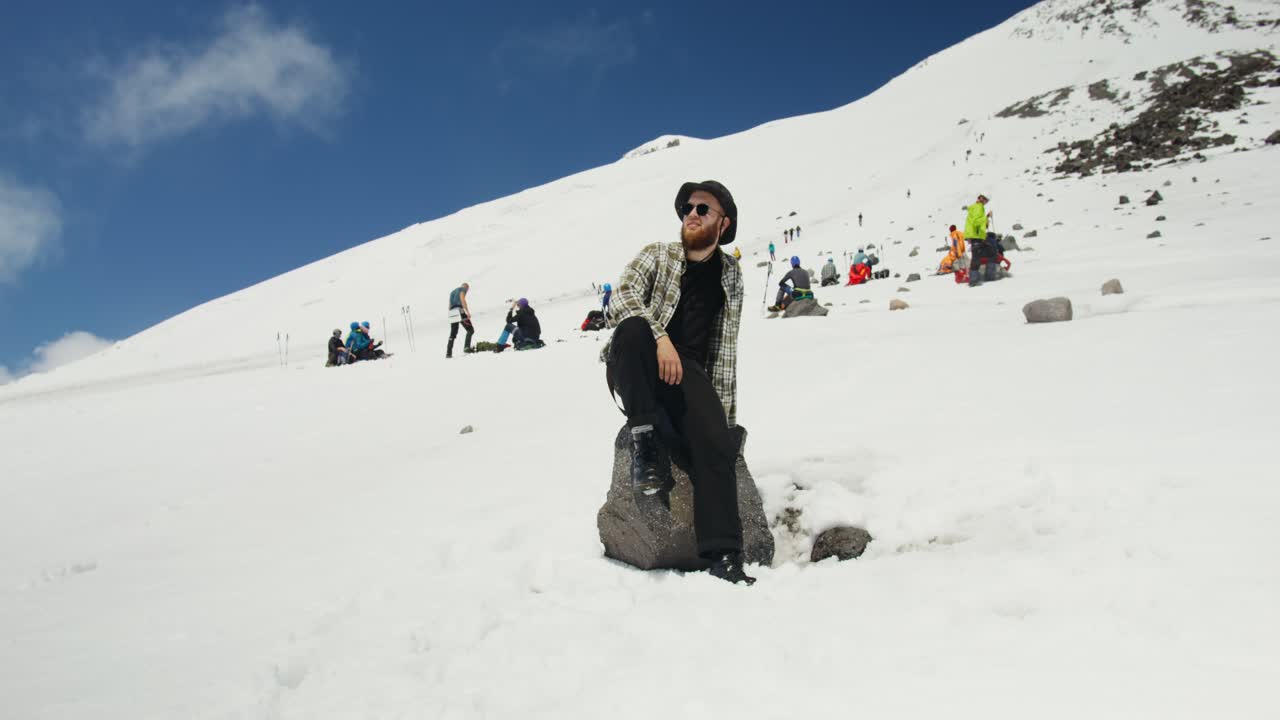 산꼭대기 에 앉아 있는 하이커