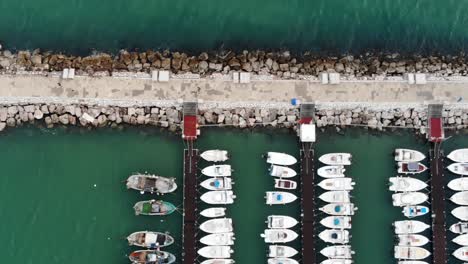 Schieben-Sie-Die-Rechte-Drohnenaufnahme-Mit-Dem-Grünen-Seehafen-Von-Scauri-Marina-Di-Minturno-Full-HD-50