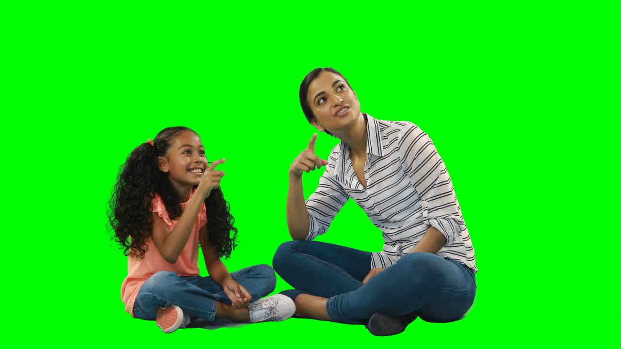 Madre e figlia che usano uno schermo invisibile 4k