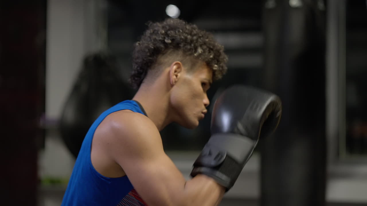 젊은 남자 권투 훈련