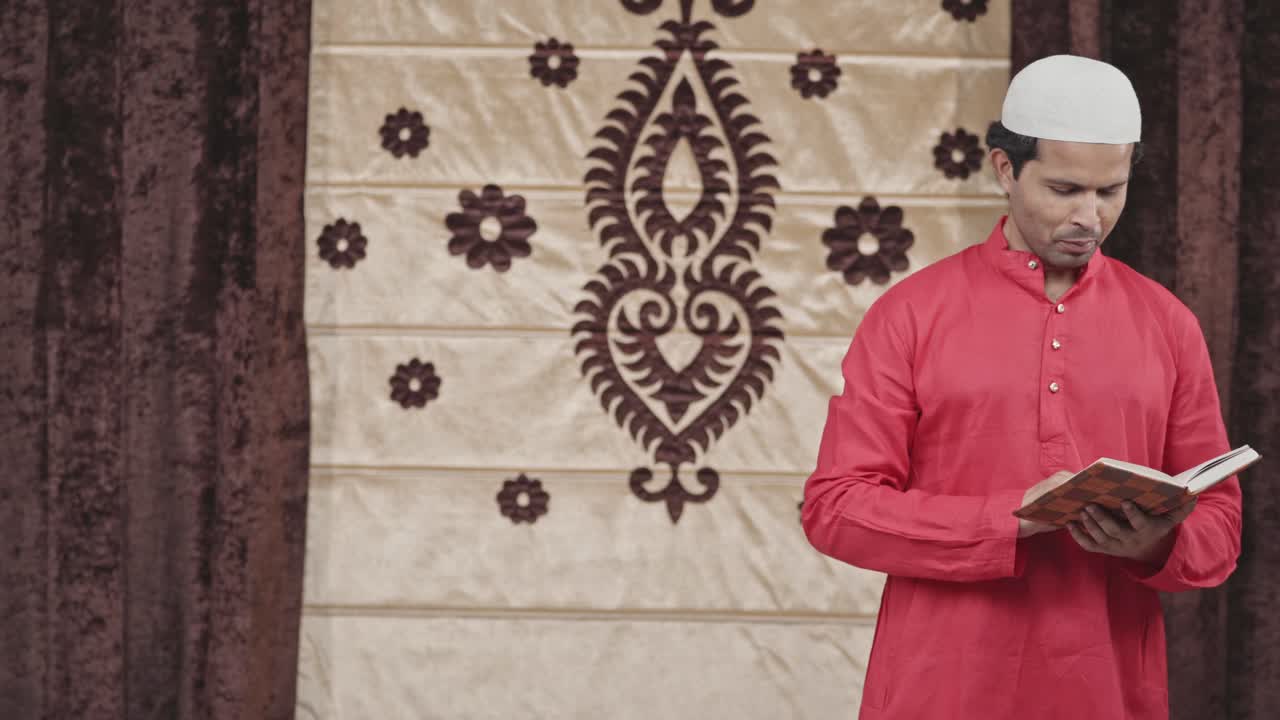 maestro musulmán indio enseñando a los estudiantes en un aula