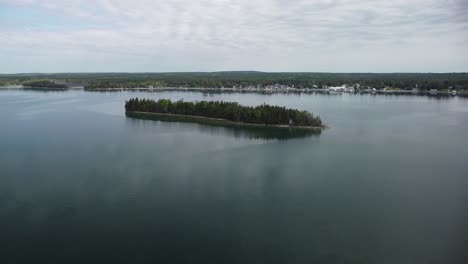 Aerial-Shot-of-Island-and-Lake-Town,-Hessel,-Michigan