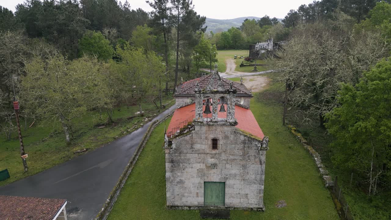 iglesia de san amaro das regadas, beade, ourense, galicia, españa - vista desde el aire