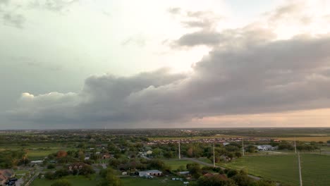 Fliegen-Sie-über-Den-Sonnenuntergang-In-Der-Ländlichen-Nachbarschaft-Von-Edinburgh,-Texas