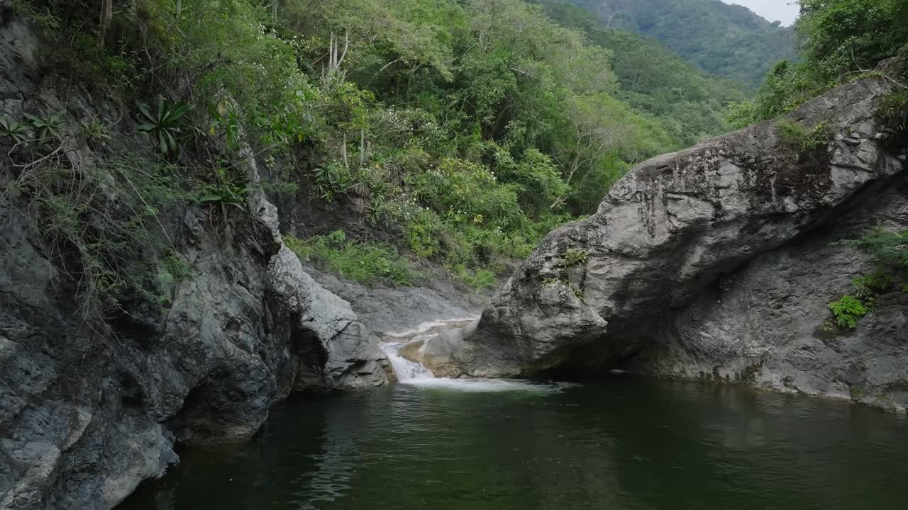 el agua fluye a través de los cañones rocosos en salto las yayitas, el recodo, bani, república dominicana, provincia de peravia