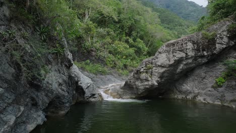 Wasser-Fließt-Durch-Die-Felsigen-Schluchten-In-Salto-Las-Yayitas,-El-Recodo,-Bani,-Dominikanische-Republik,-Peruanische-Provinz