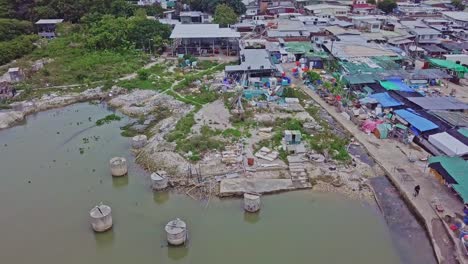 Eine-Dynamische,-Umlaufende-Luftaufnahme-Des-Fischerdorfes-In-Lau-Fau-Shan-In-Den-Neuen-Territorien-Von-Hongkong